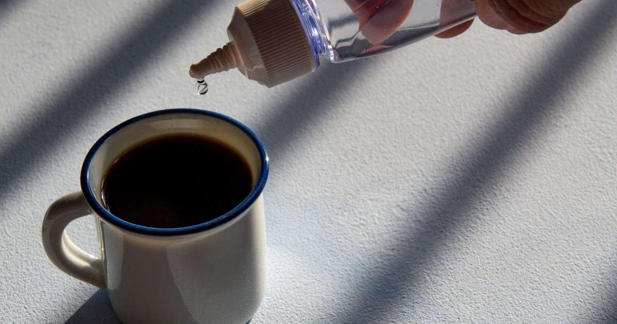 Doses de diferentes adoçantes em colheres sobre uma mesa