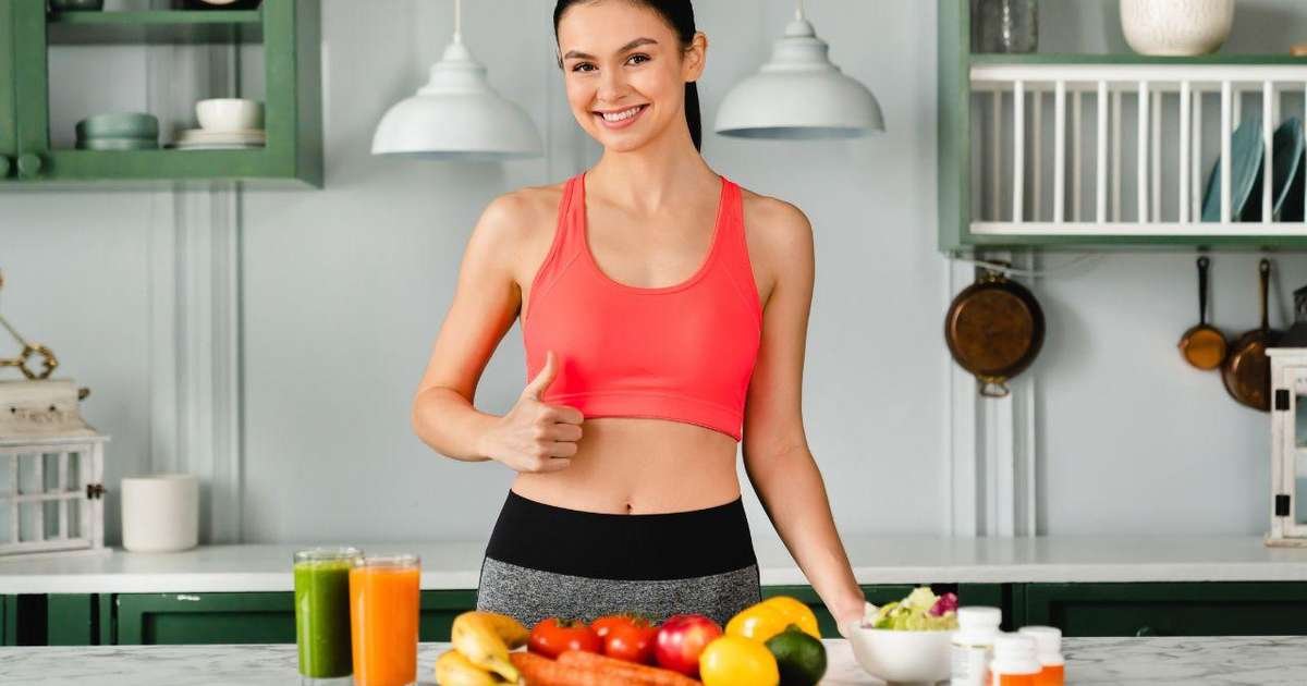 Alimentos que causam inflamação, como açúcar refinado, embutidos e frituras em um prato