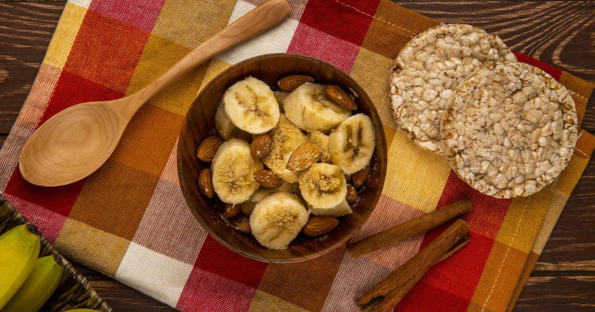 Banana com canela em um prato branco, com uma pitada de canela polvilhada por cima