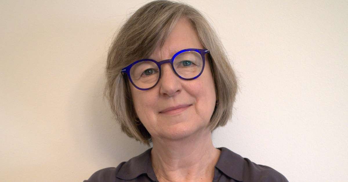 Jovem tentando marcar consulta por telefone com expressão de ansiedade