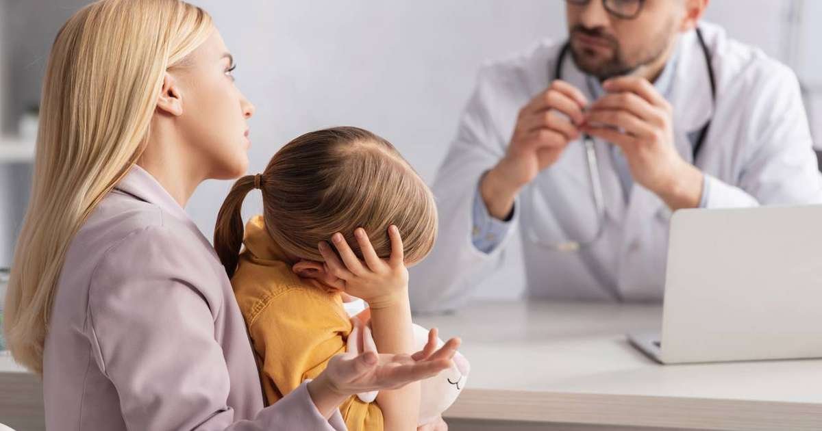 Criança lavando as mãos para prevenção de lombrigas