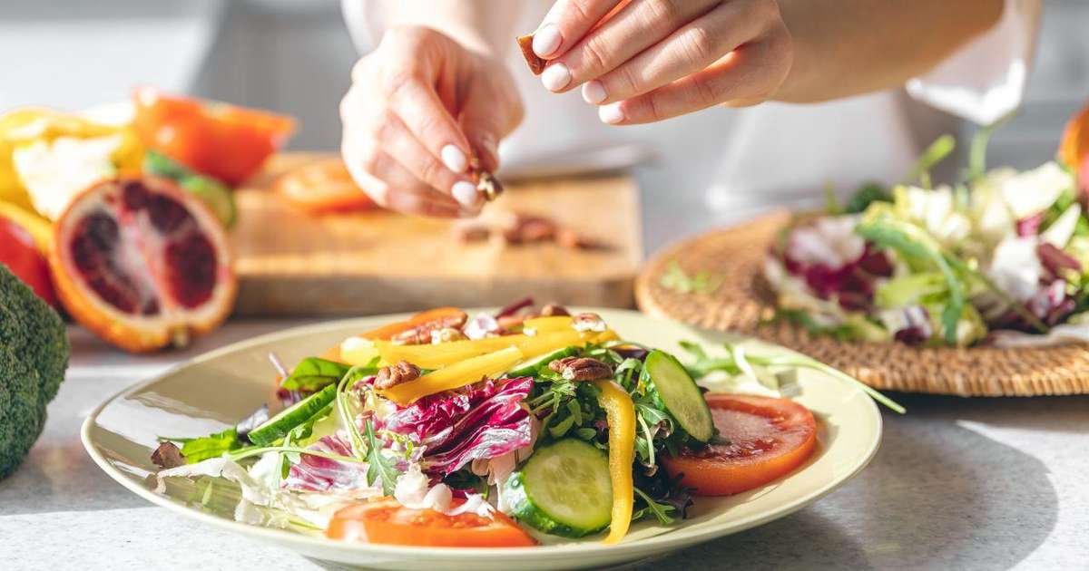 Prato saudável com alimentos anti-inflamatórios como frutas, vegetais e grãos integrais