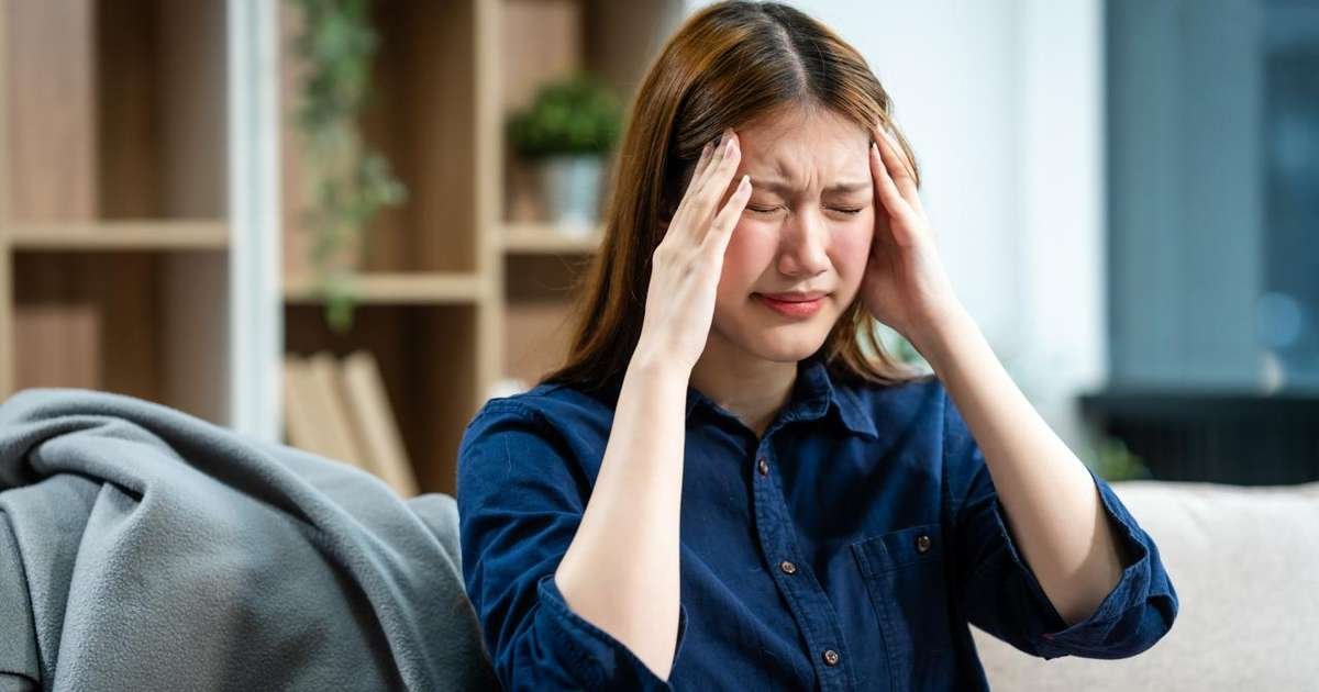 Uma xícara de café ao lado de uma barra de chocolate, simbolizando a relação entre café, chocolate e enxaqueca.