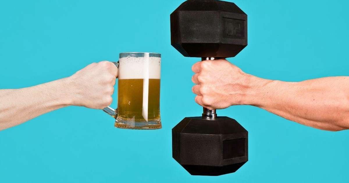 Cervejas geladas e uma refeição saudável em um ambiente social