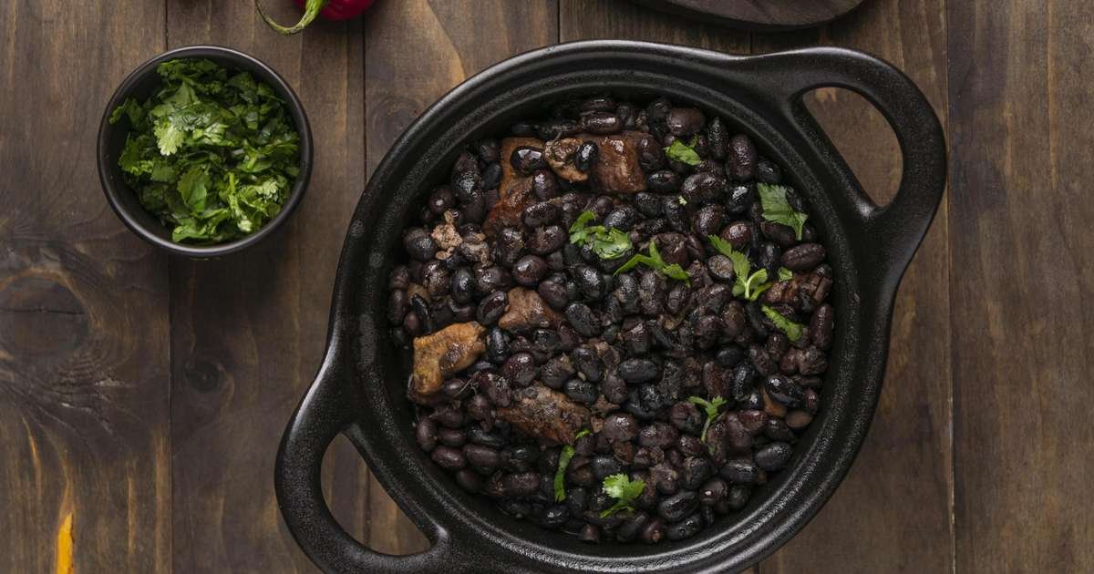 Prato de feijão com beterraba cozida, mostrando a combinação de alimentos e sua apresentação visual.