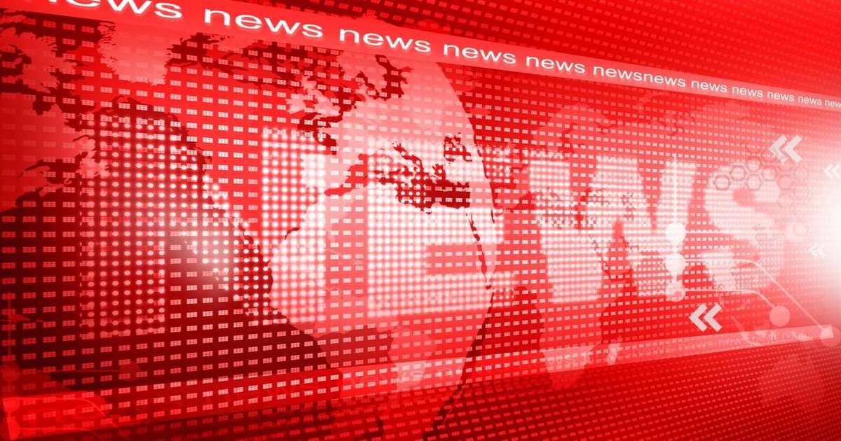 Uma pessoa estressada olhando para várias telas com notícias, simbolizando o excesso de informação e seu impacto na saúde mental.