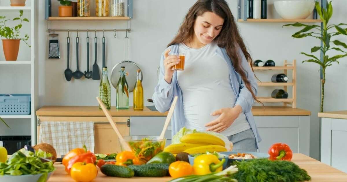 Prato saudável com arroz, feijão, legumes e frutas, simbolizando a alimentação adequada na gravidez