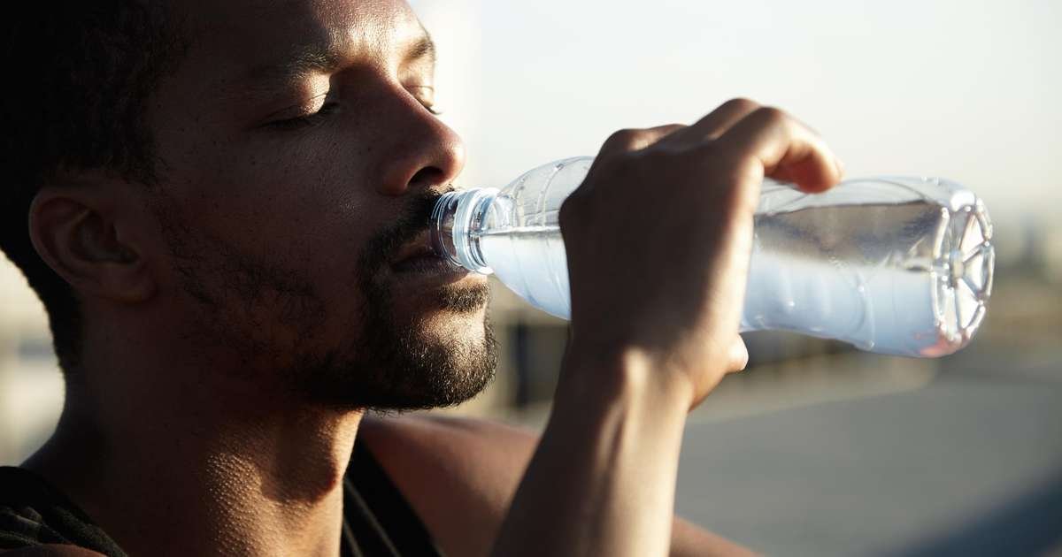 Ilustração de uma pessoa bebendo água com ênfase no equilíbrio na hidratação