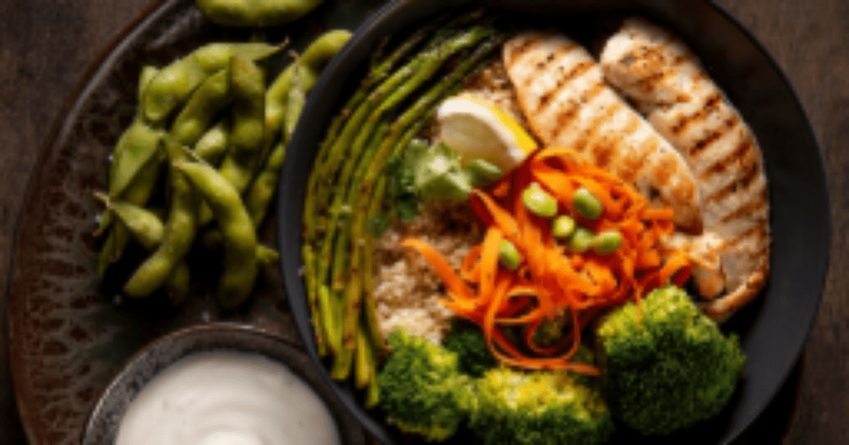 Pessoa consumindo alimentos ricos em proteína como carnes e leguminosas, refletindo sobre o equilíbrio na dieta