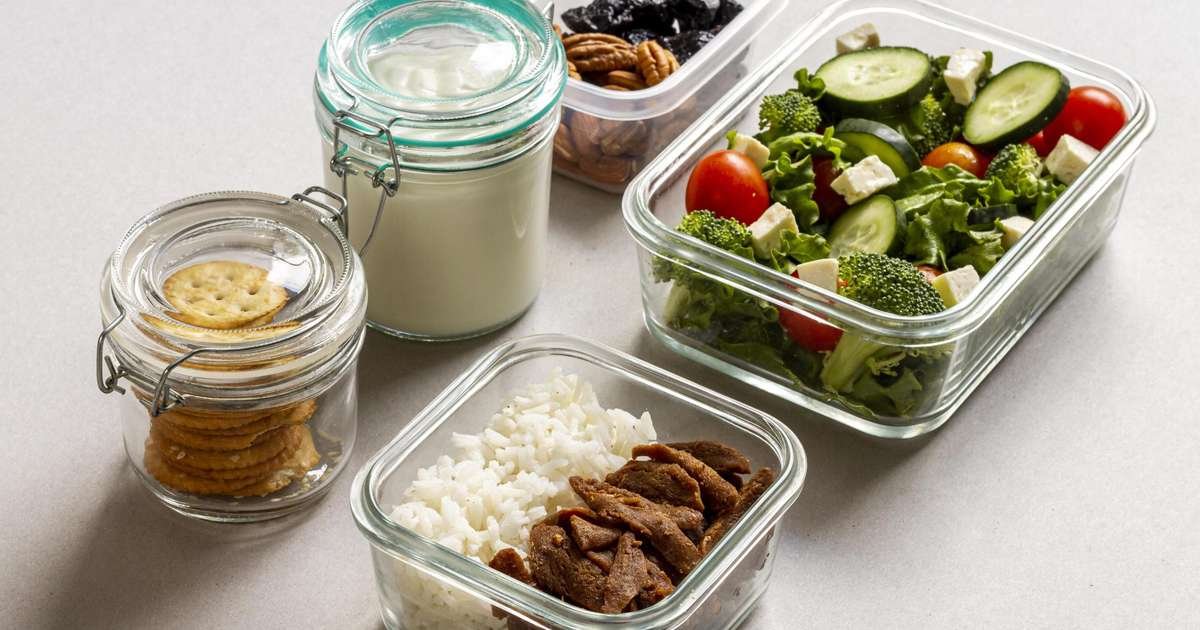 Uma panela e um pote, representando opções de armazenamento de alimentos.