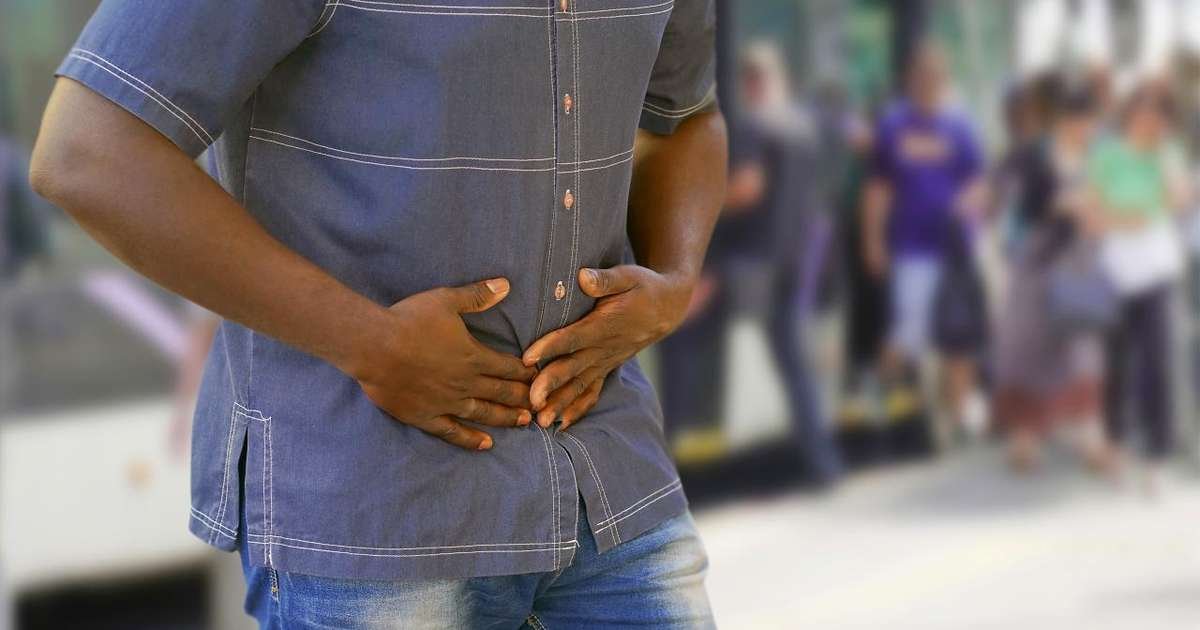 Pessoa mastigando alimentos de forma lenta e consciente, promovendo uma digestão saudável