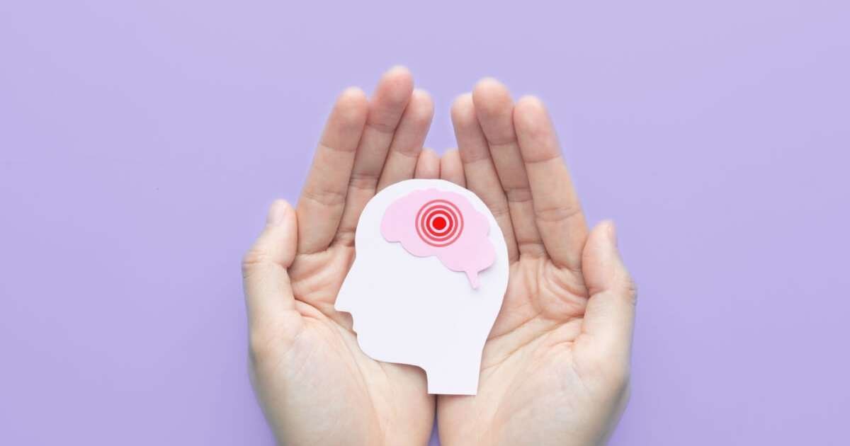 Ilustração sobre meningite com destaque para sintomas e prevenção