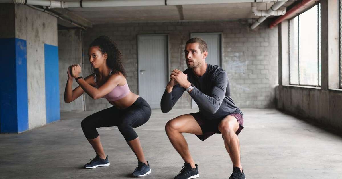 Homem com expressão de cansaço e baixa energia, refletindo os sintomas de testosterona baixa