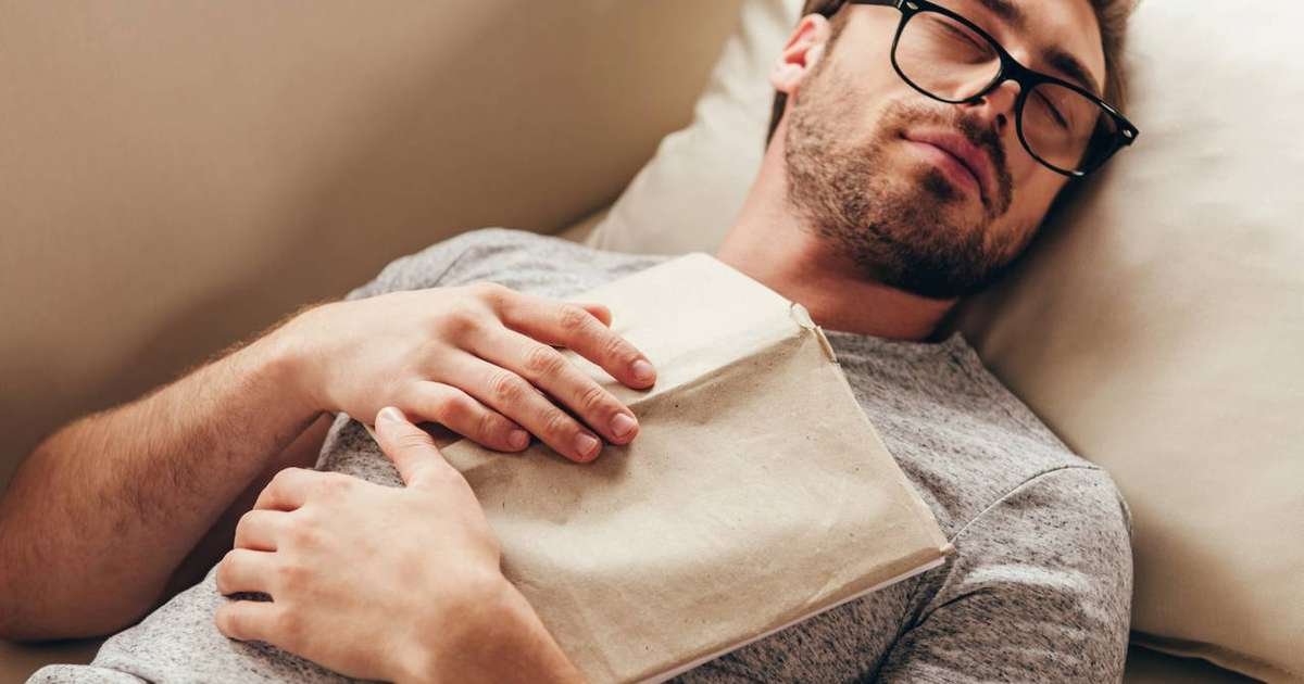 Cérebro em atividade durante a fase REM do sono representando a faxina noturna