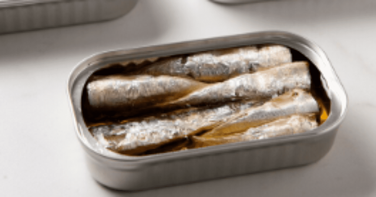 Prato com sardinha grelhada acompanhada de legumes frescos
