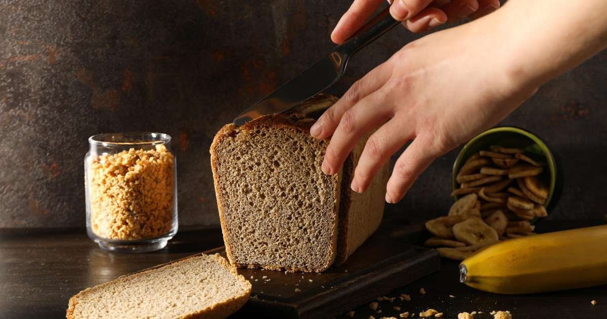 Uma variedade de alimentos com baixo índice glicêmico, incluindo grãos integrais, leguminosas e frutas.
