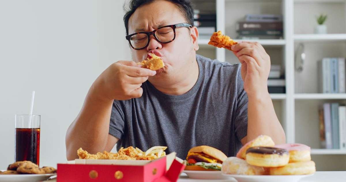 Pessoas se aquecendo com alimentos quentes durante o inverno