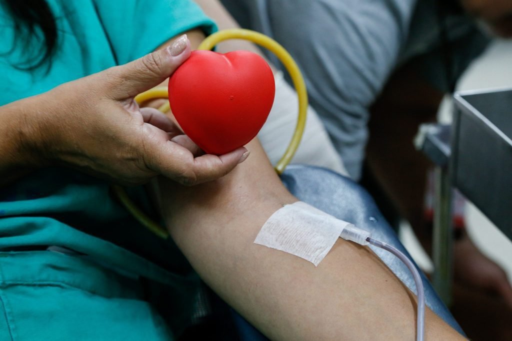 Pessoas se unindo para doar sangue em uma campanha no Rio de Janeiro