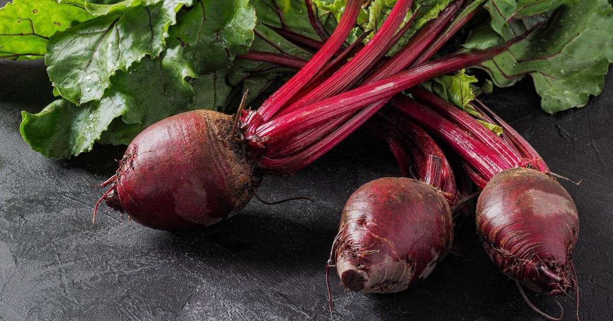 Beterraba fresca em uma tábua de corte