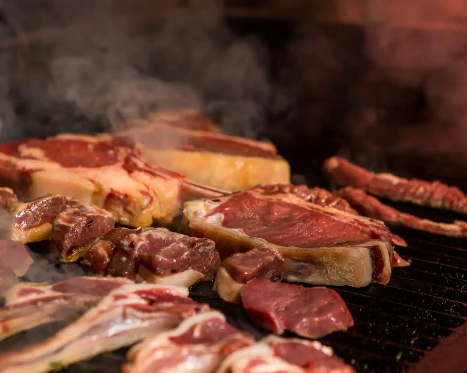 Prato colorido com alimentos ricos em proteínas como peito de frango, ovos e legumes, representando a dieta da proteína.