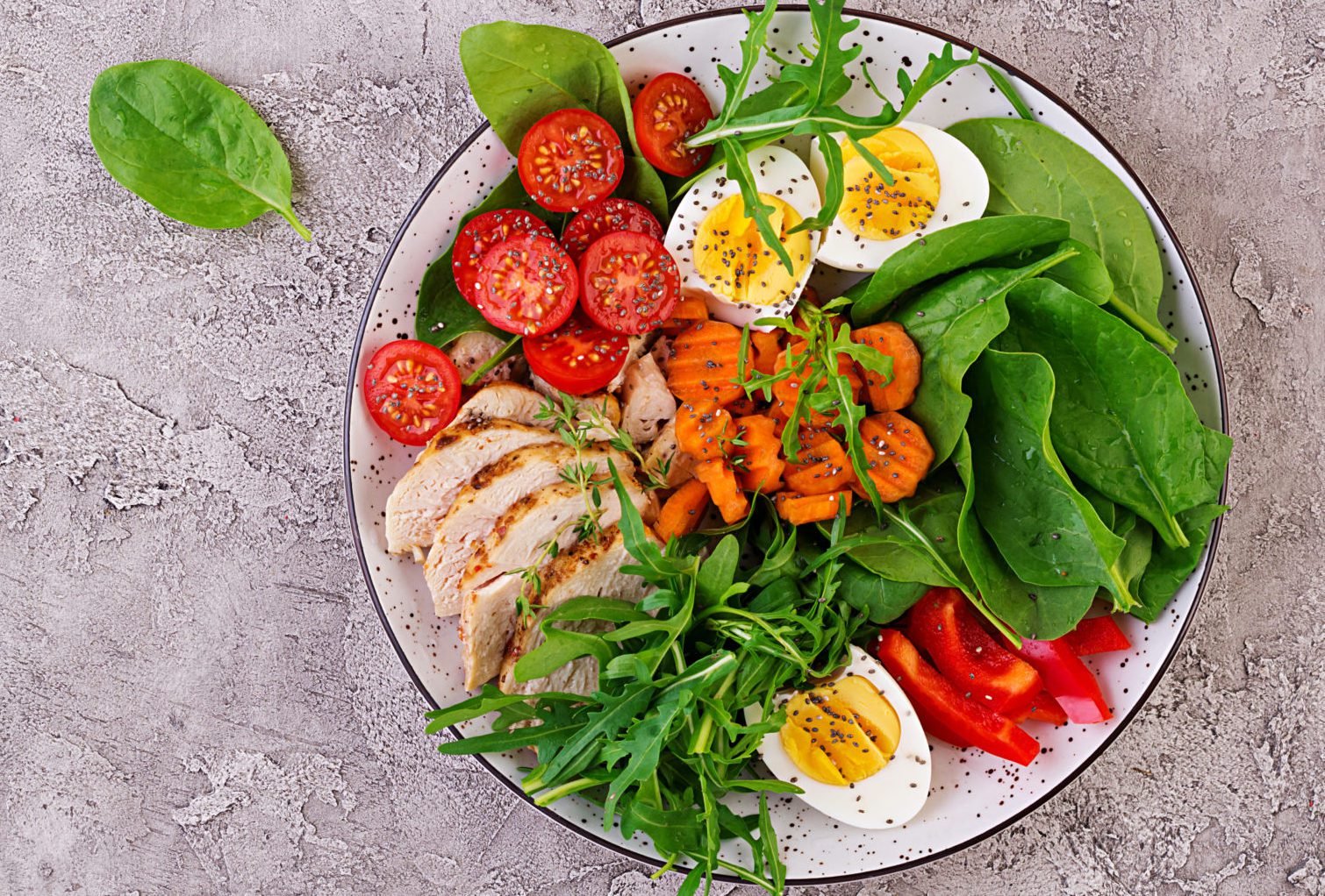 Uma variedade de legumes frescos e coloridos como abobrinha, pepino, alface e brócolis, representando alimentos saudáveis permitidos em qualquer dieta.